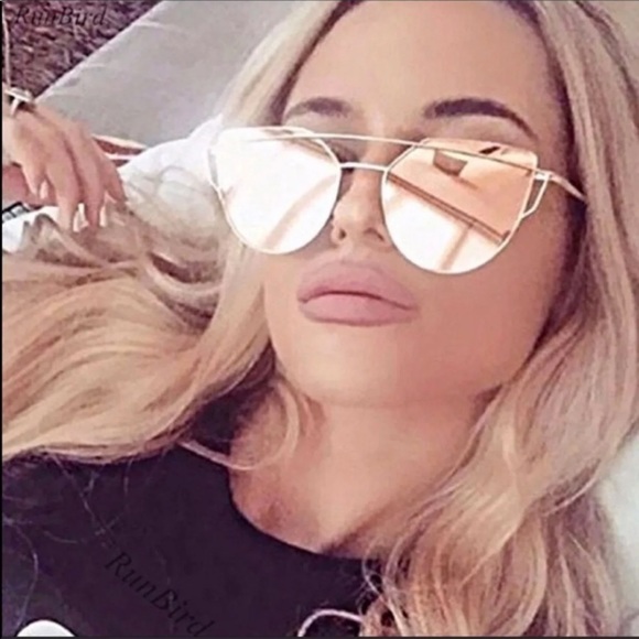 Accessories - 🎉 Sun $ Ski Vogue magazine style pick🎉